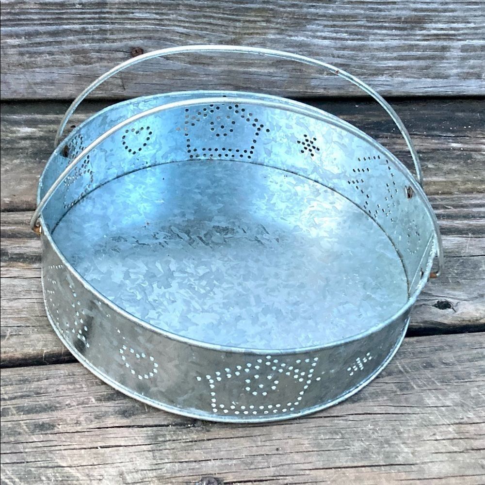 VINTAGE WINTER METAL BASKET DECOR PIE CARRIER